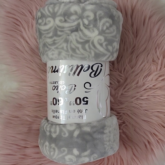 Brand New BELISSIMO FLANNEL THROW - Picture 2 of 4